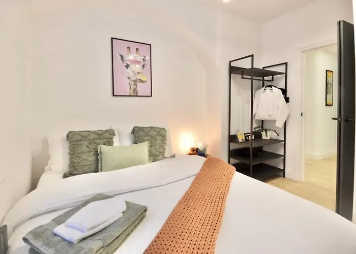 Newly Refurbished W/ River Views