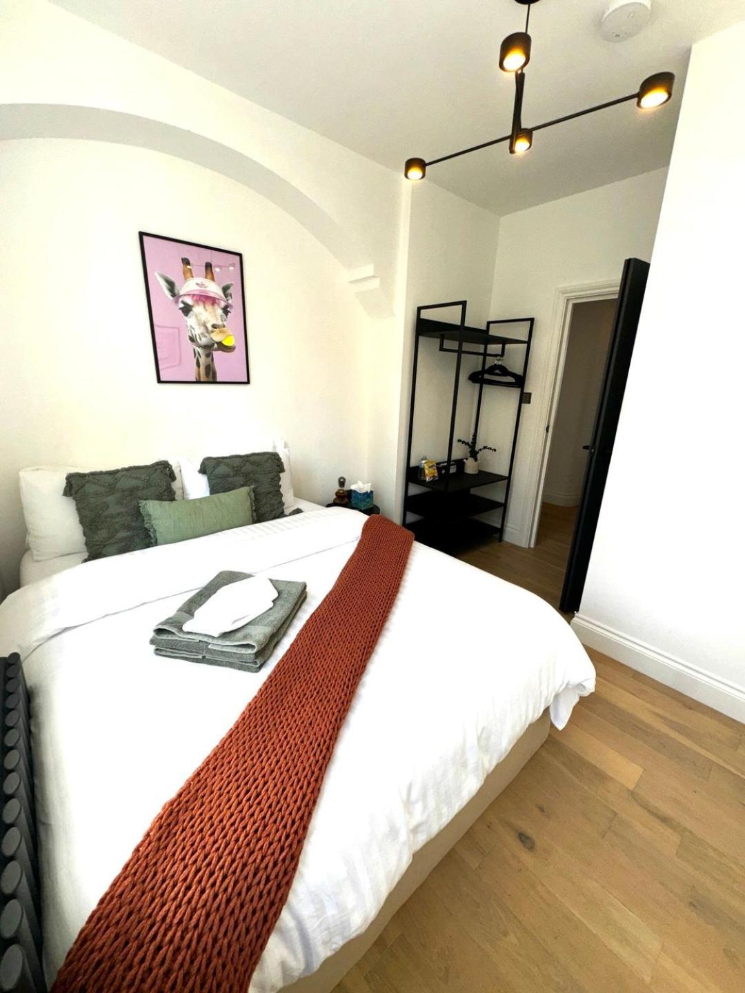 Newly Refurbished W/ River Views Apartment *