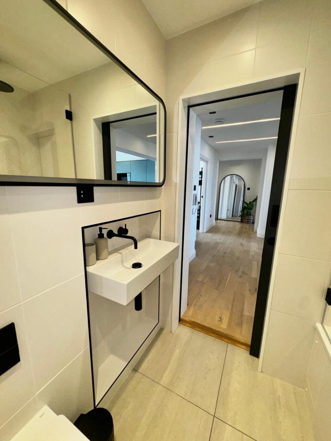 Newly Refurbished W/ River Views Apartment London