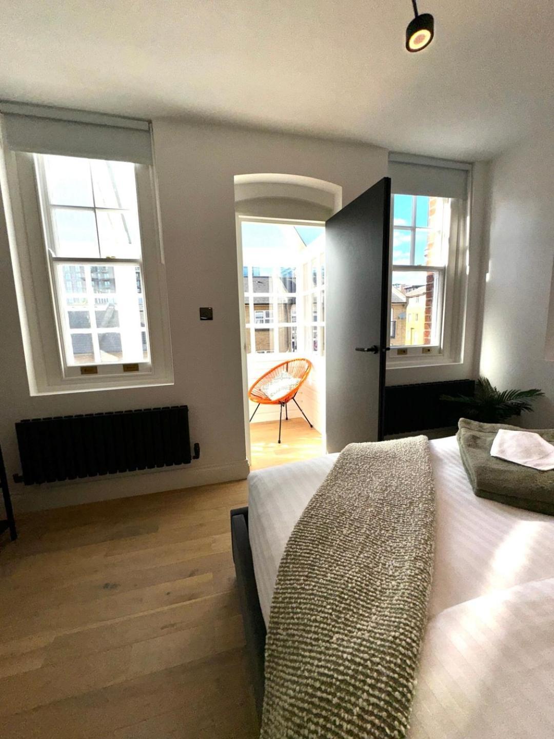 Newly Refurbished W/ River Views *
