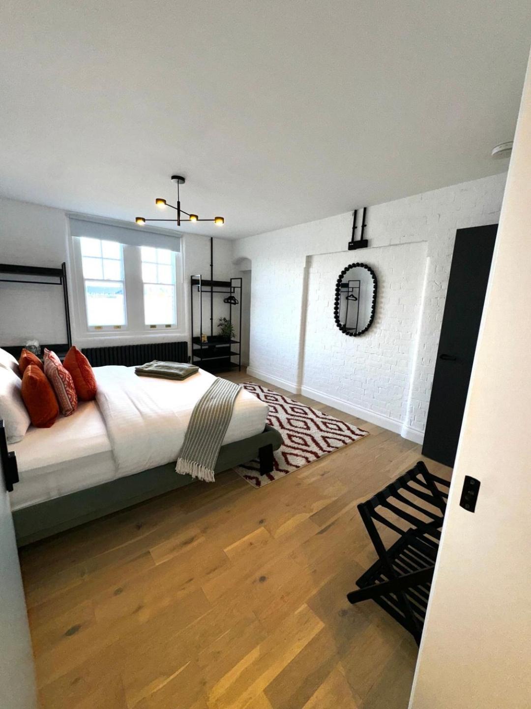 Newly Refurbished W/ River Views * London