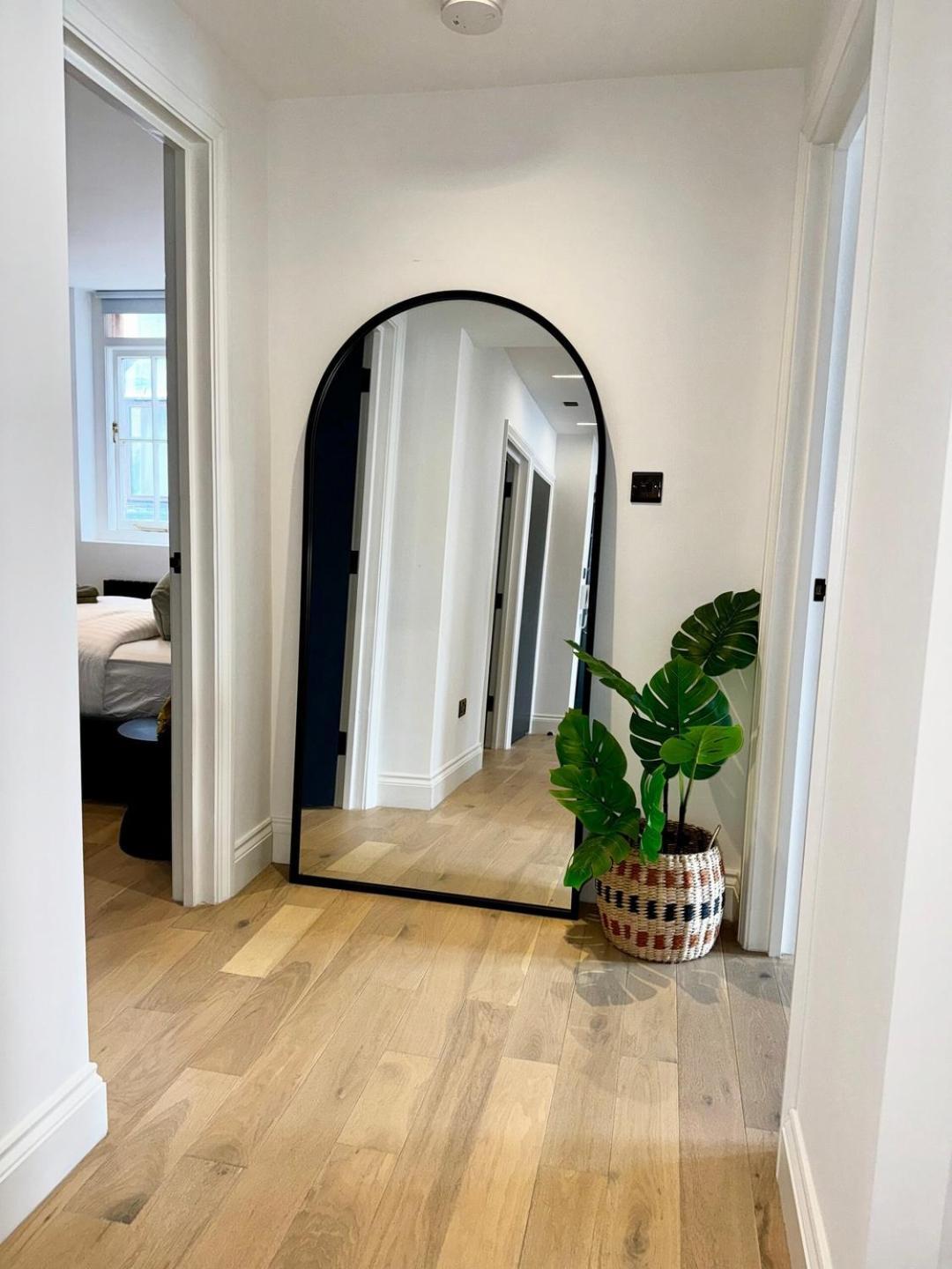 Newly Refurbished W/ River Views Apartment
