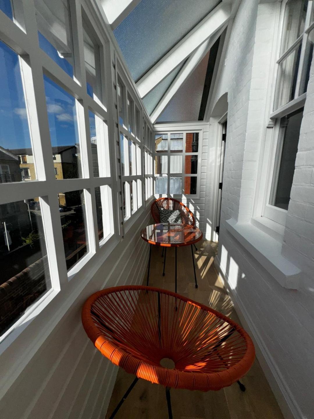 Newly Refurbished W/ River Views Apartment London