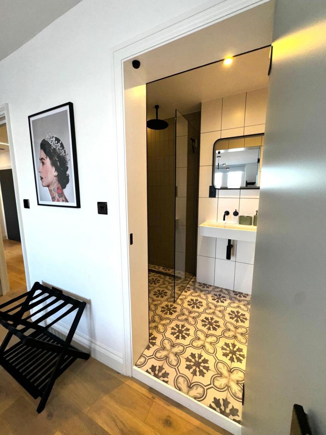Newly Refurbished W/ River Views * London