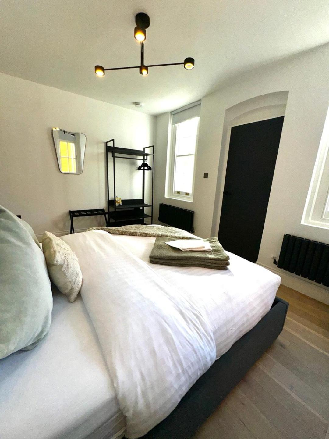 Newly Refurbished W/ River Views Apartment London