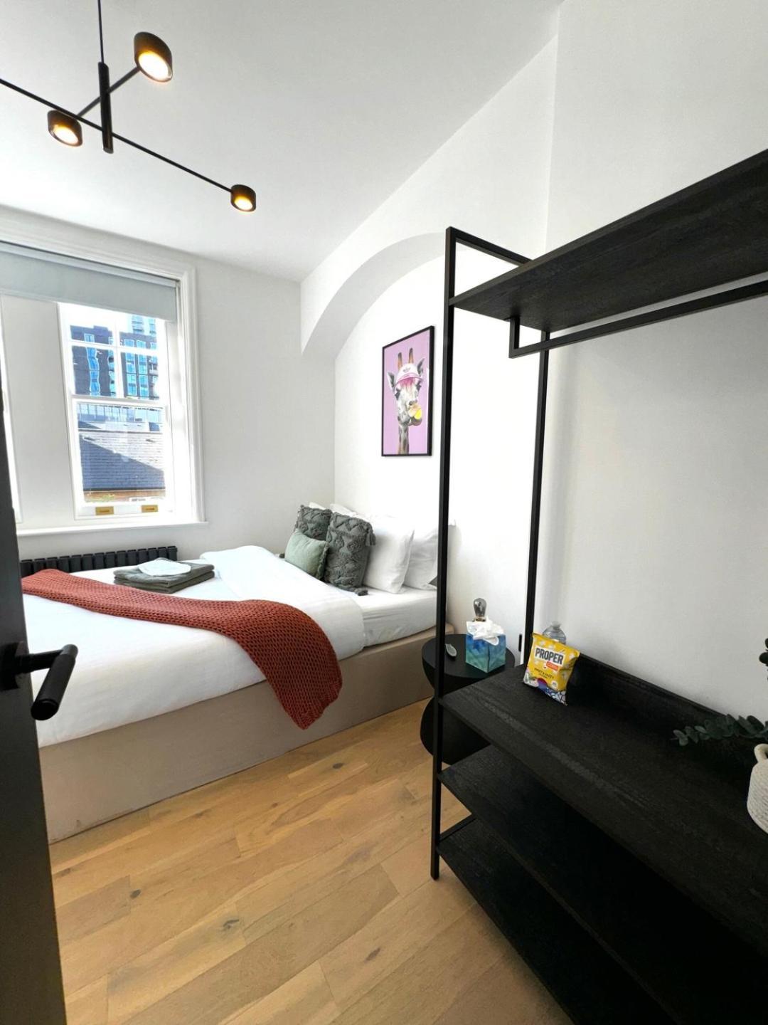 Apartment Newly Refurbished W/ River Views London
