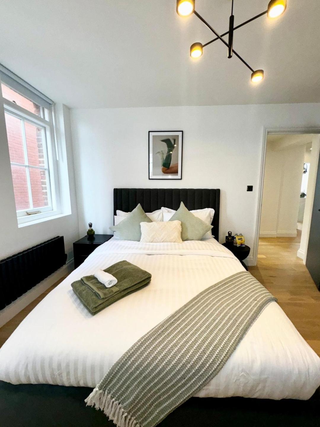Newly Refurbished W/ River Views Apartment