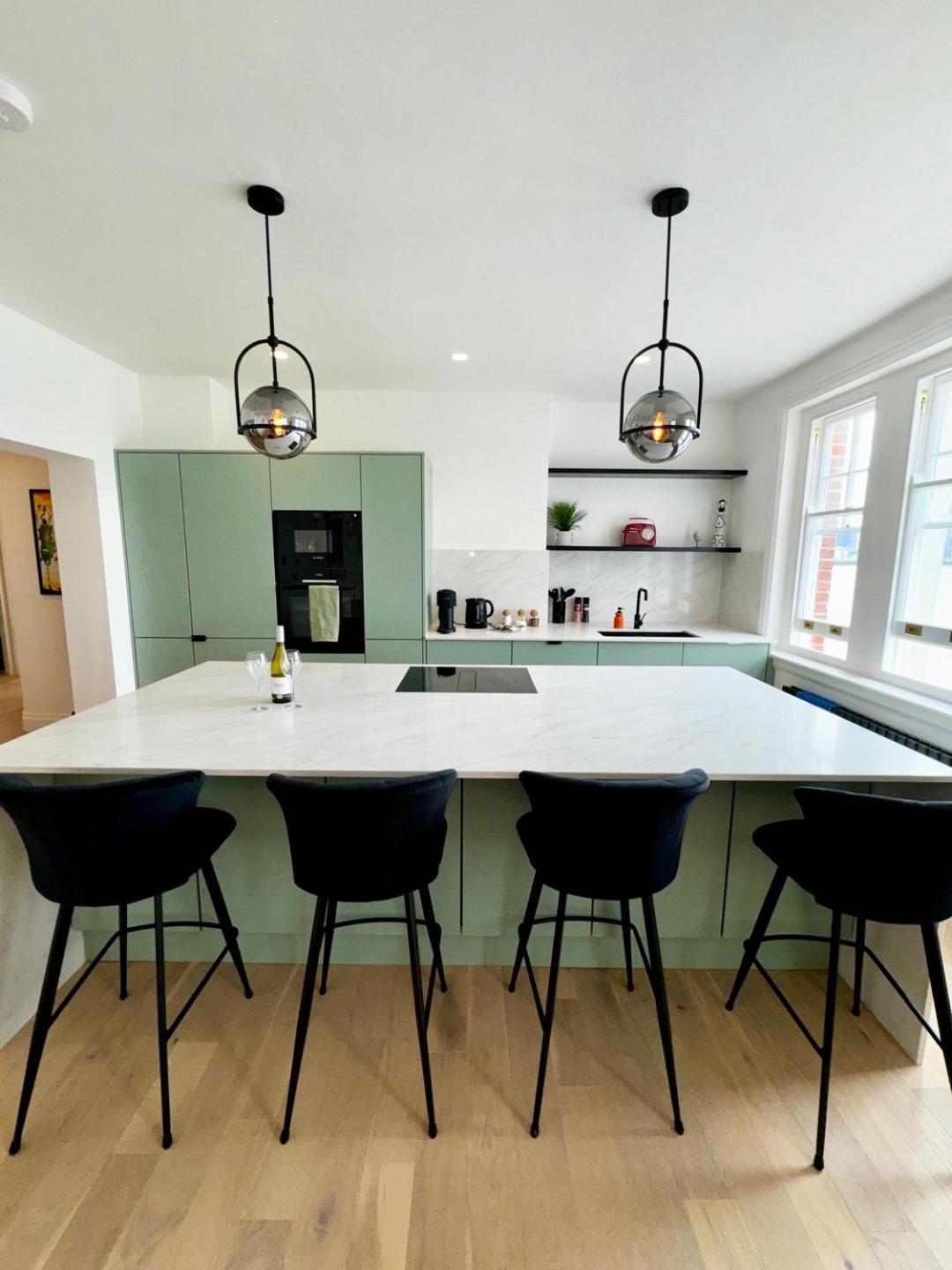 Newly Refurbished W/ River Views Apartment *