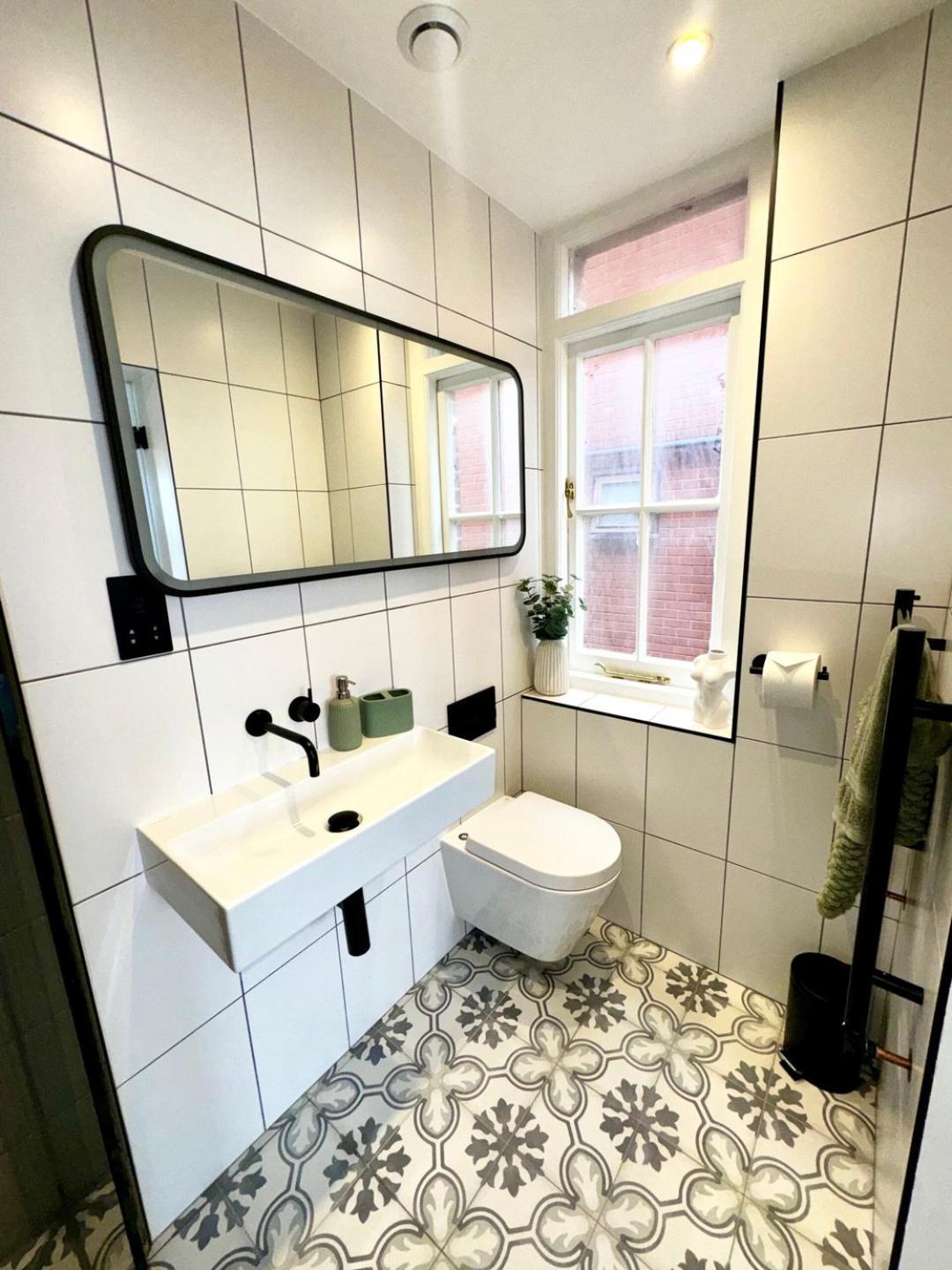 Newly Refurbished W/ River Views Apartment London