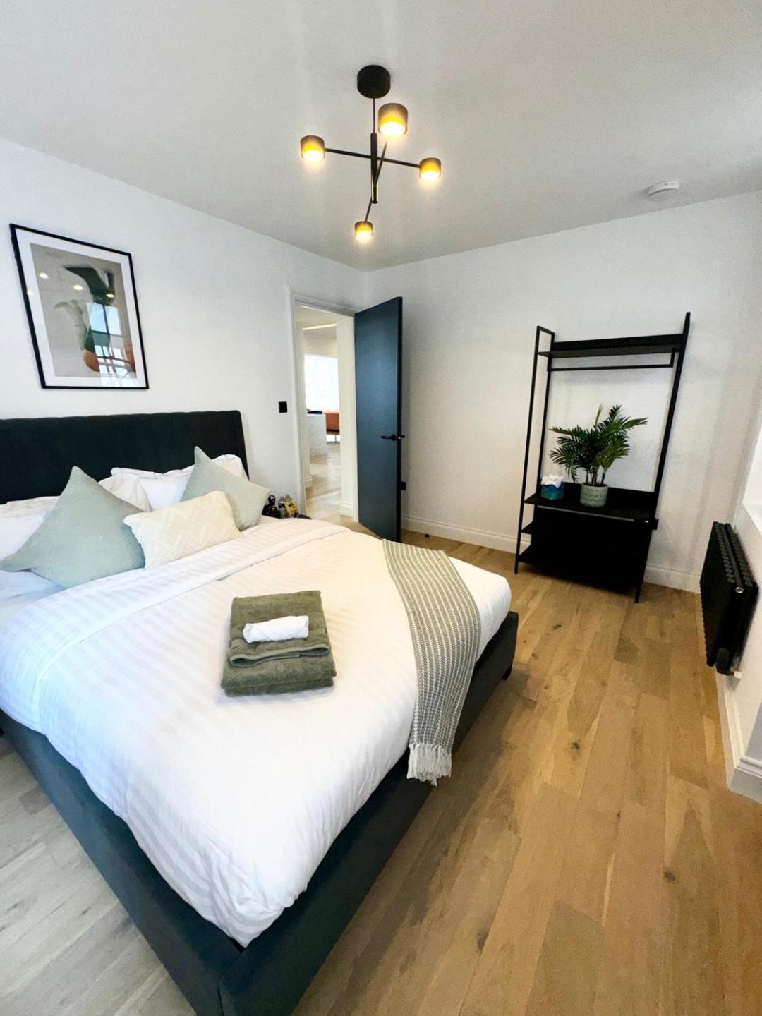 Apartment Newly Refurbished W/ River Views London