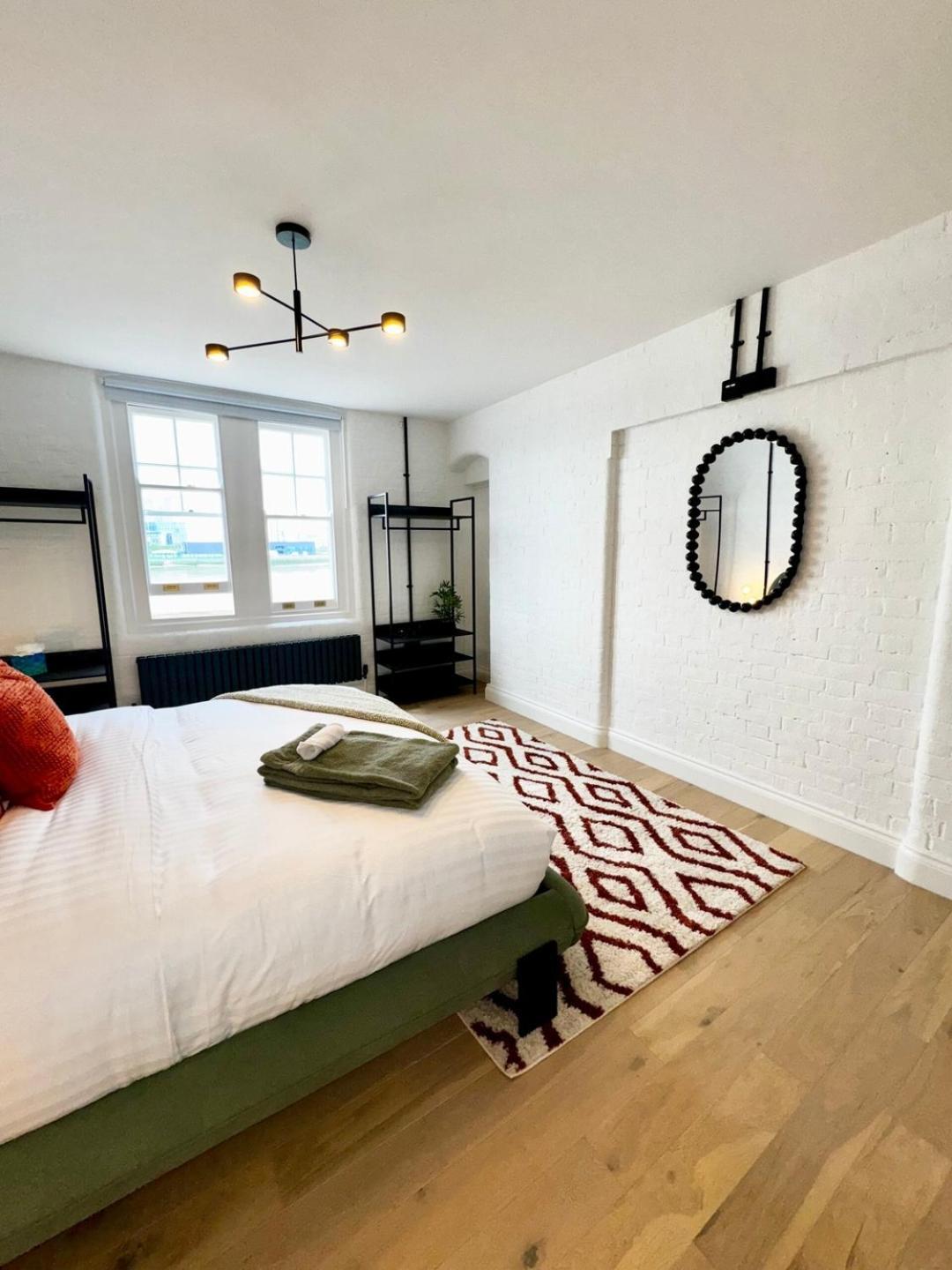 Apartment Newly Refurbished W/ River Views