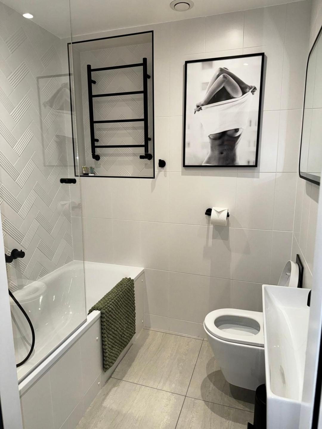 Newly Refurbished W/ River Views Apartment London