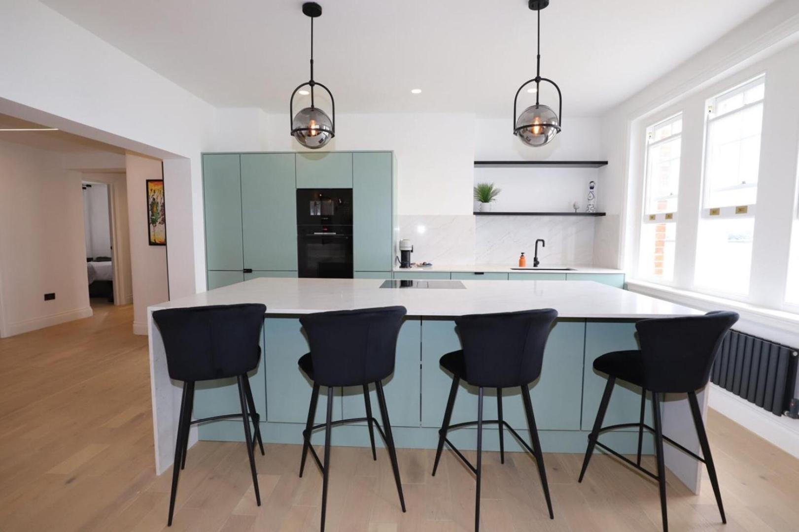 Newly Refurbished W/ River Views London