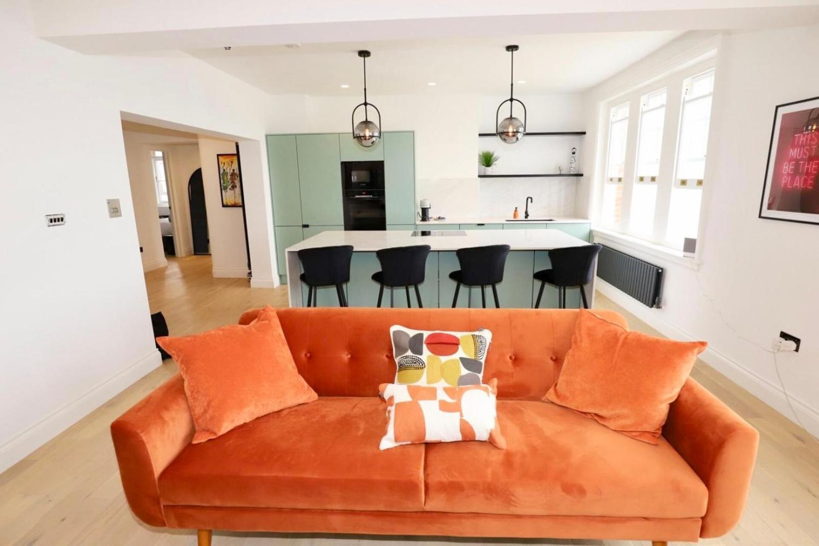 Newly Refurbished W/ River Views Apartment