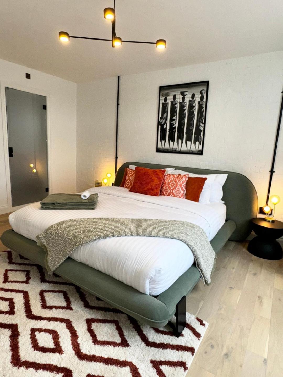 Apartment Newly Refurbished W/ River Views London