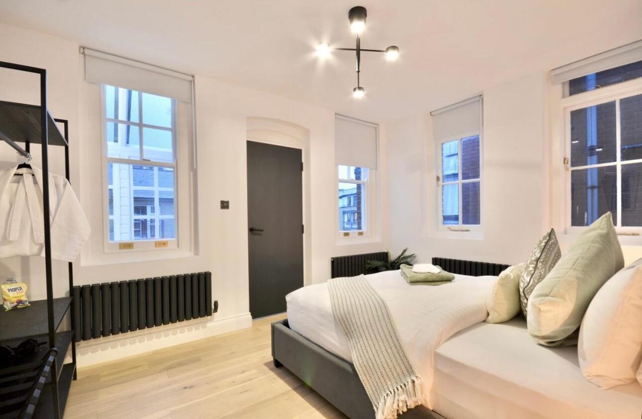 Newly Refurbished W/ River Views Apartment London