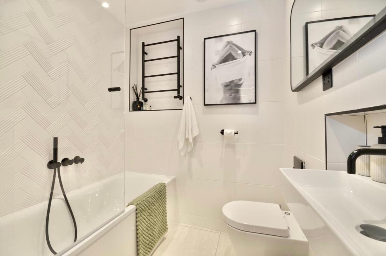 Newly Refurbished W/ River Views Apartment