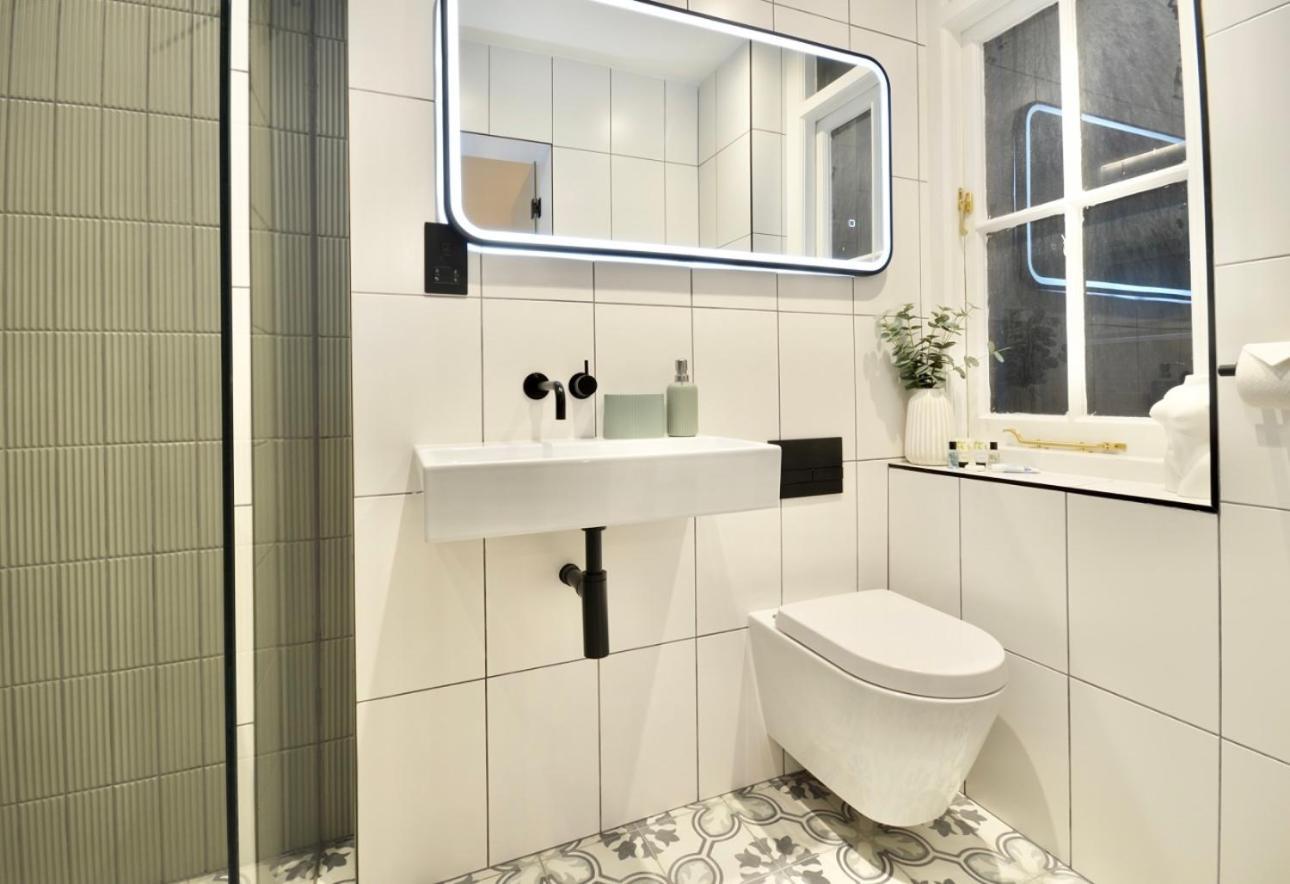 Newly Refurbished W/ River Views Apartment London