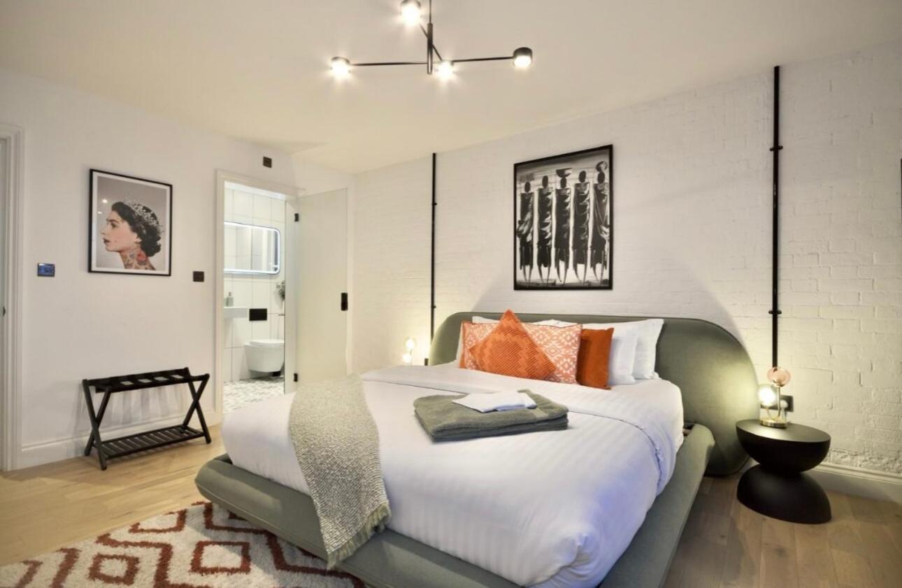 Newly Refurbished W/ River Views * London