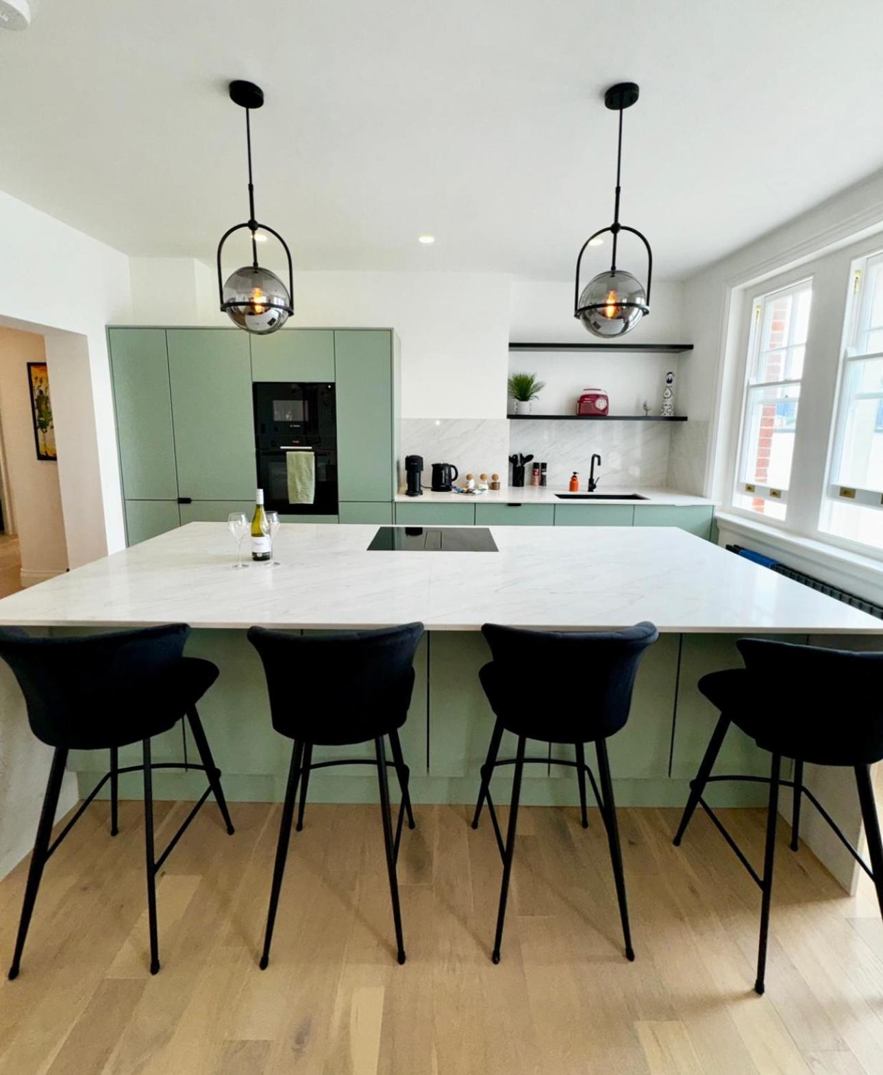Newly Refurbished W/ River Views * London