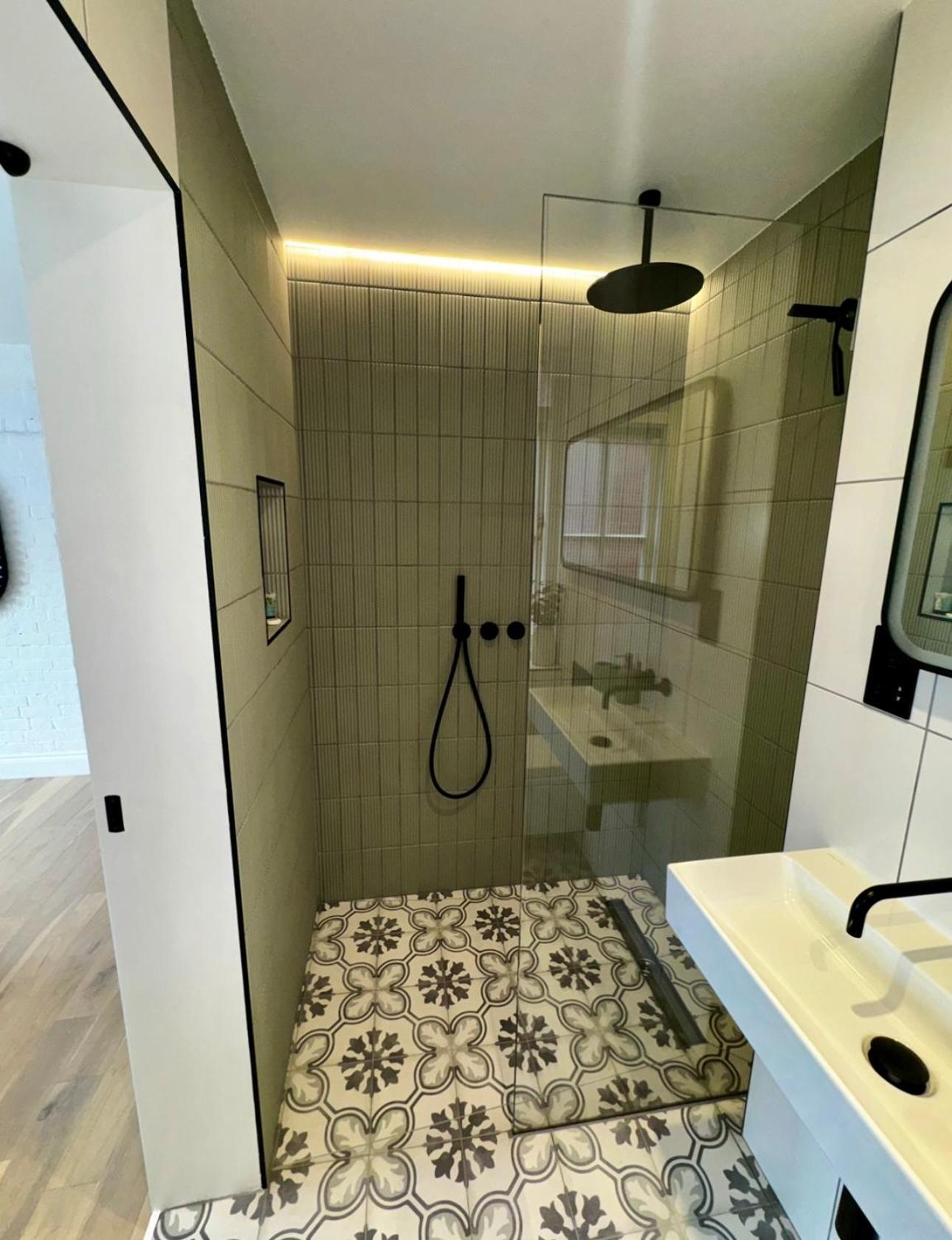 Newly Refurbished W/ River Views Apartment
