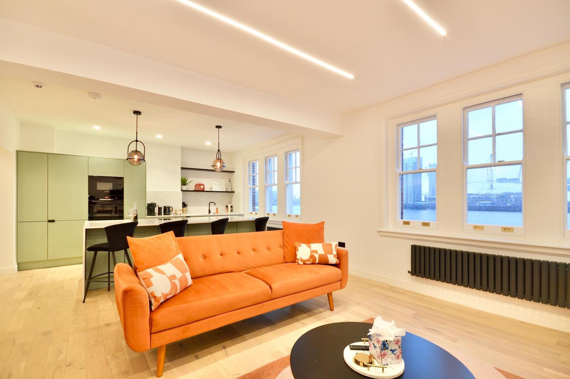 Newly Refurbished W/ River Views * London