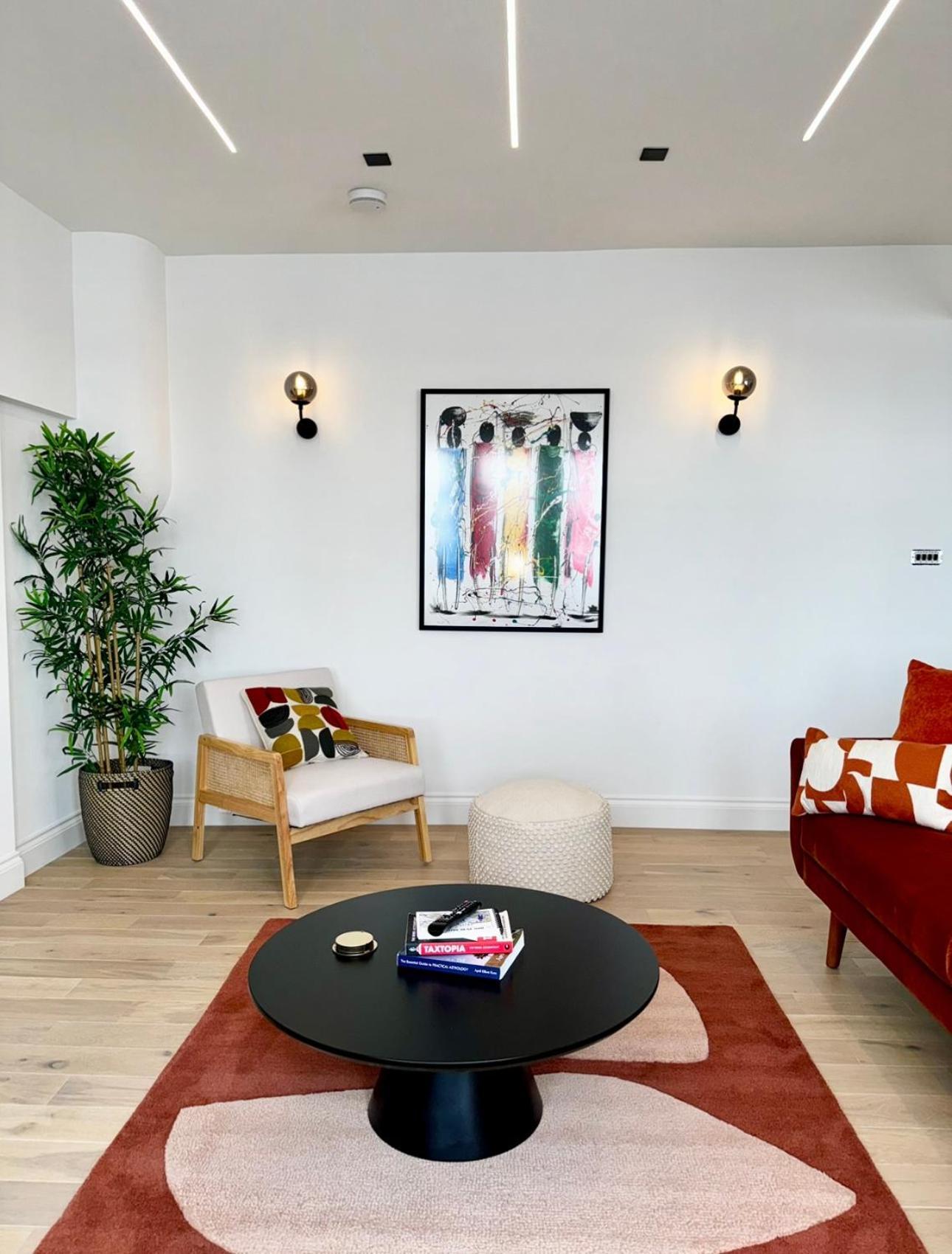 Newly Refurbished W/ River Views London