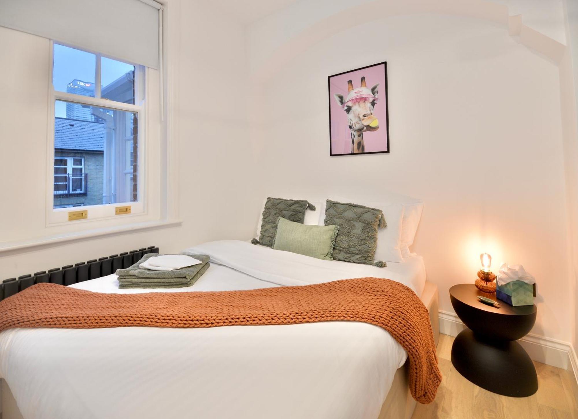 Newly Refurbished W/ River Views Apartment London