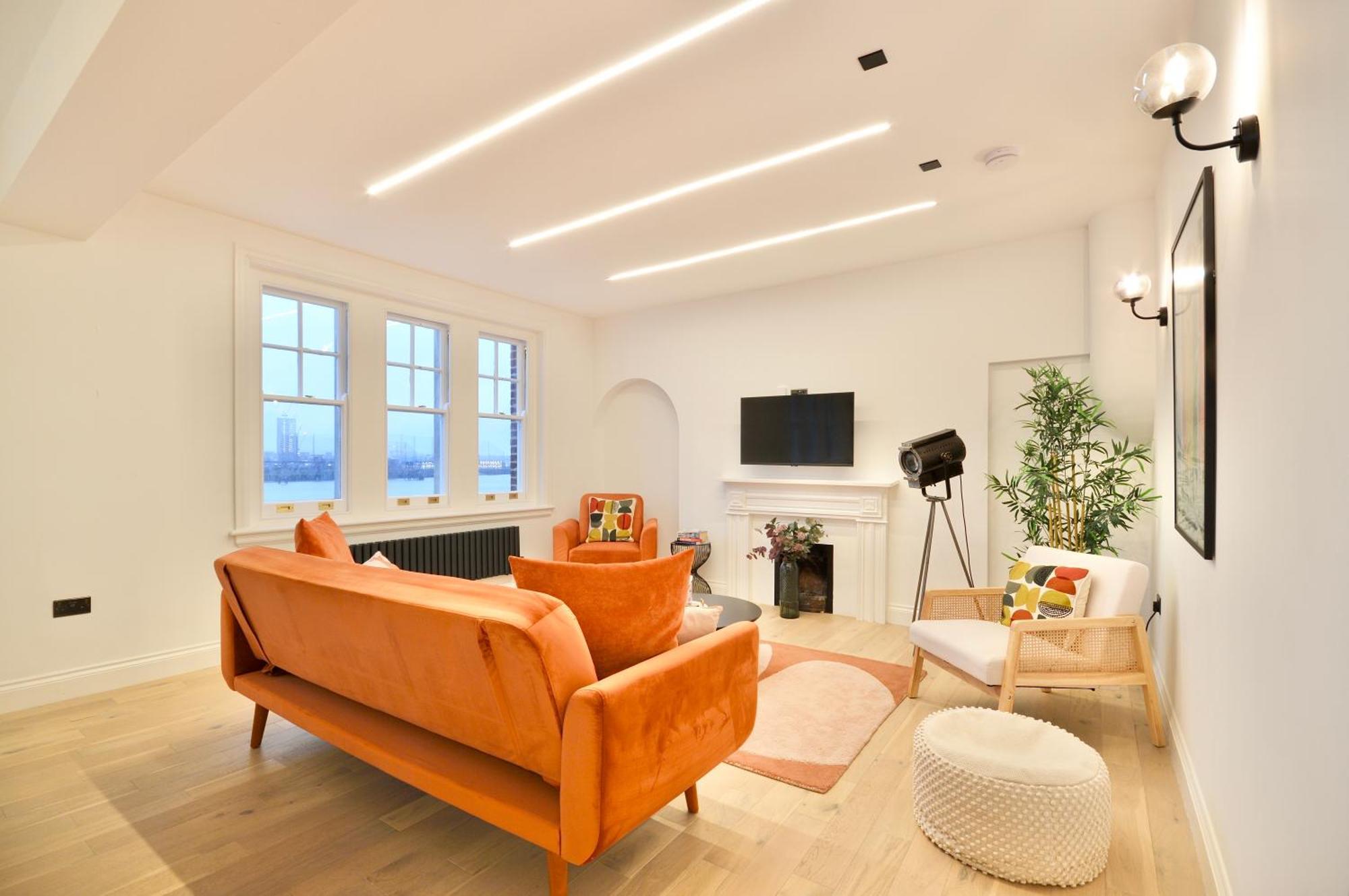 Newly Refurbished W/ River Views Apartment *