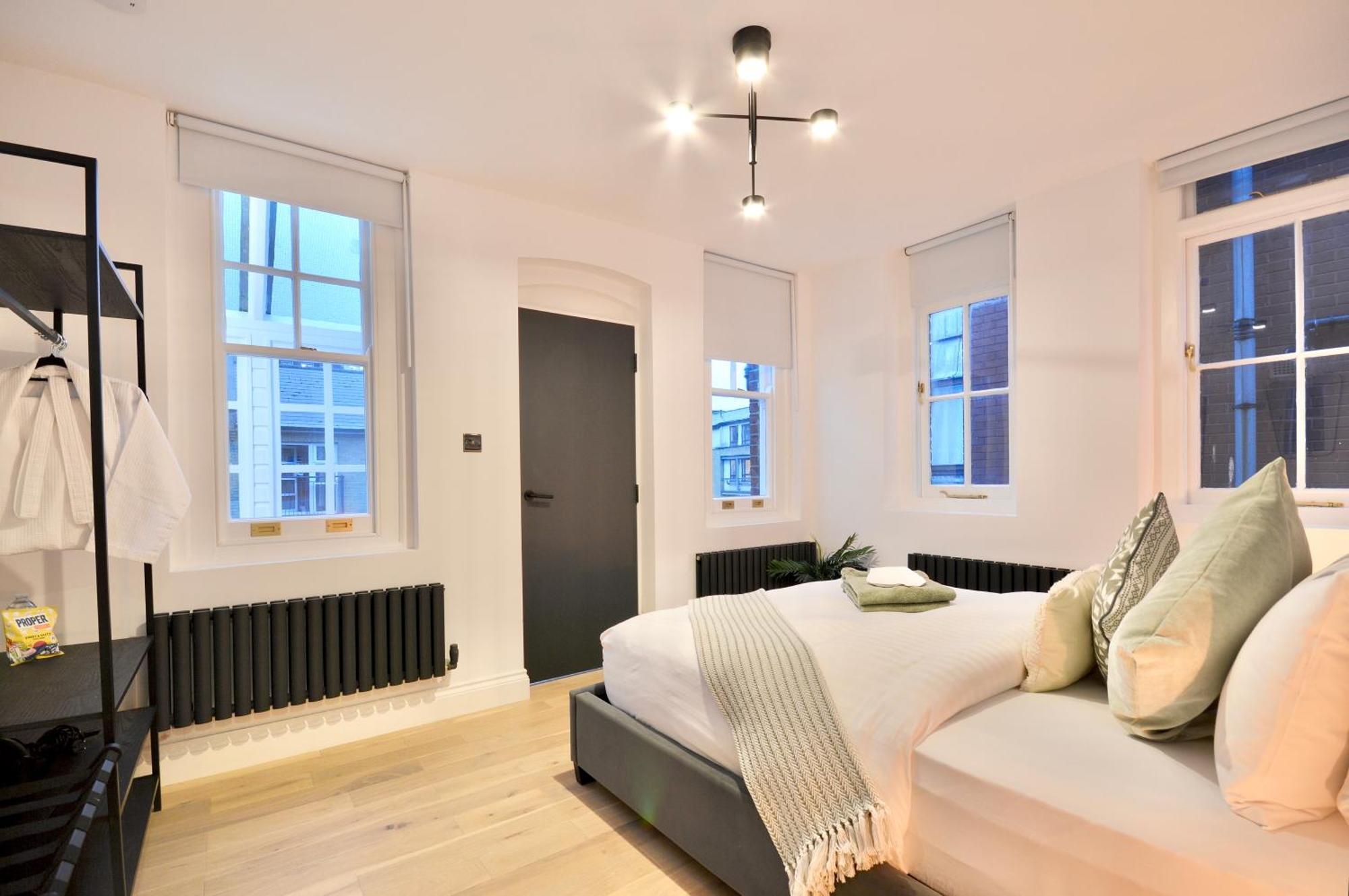 Newly Refurbished W/ River Views Apartment
