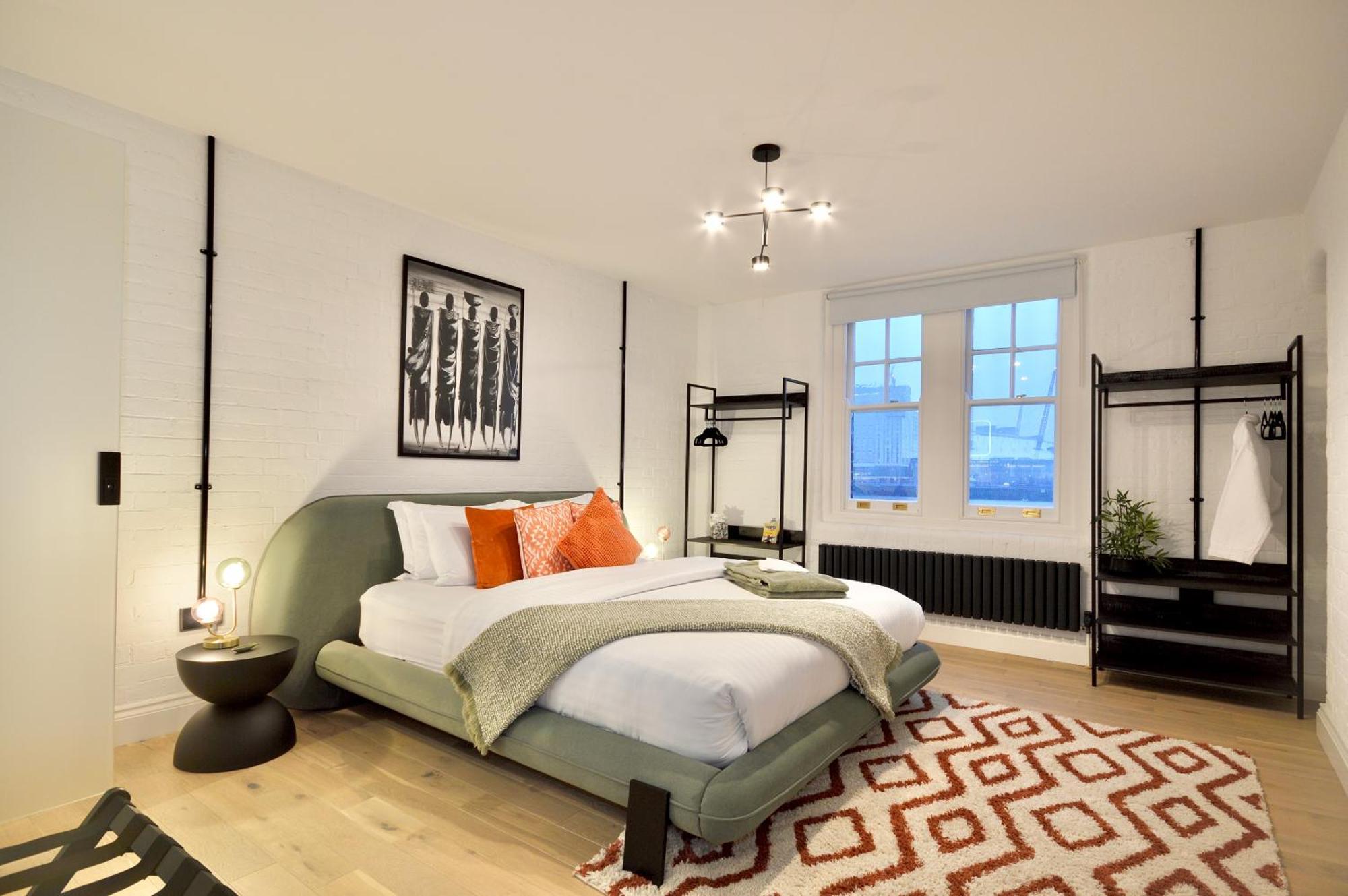 Apartment Newly Refurbished W/ River Views London